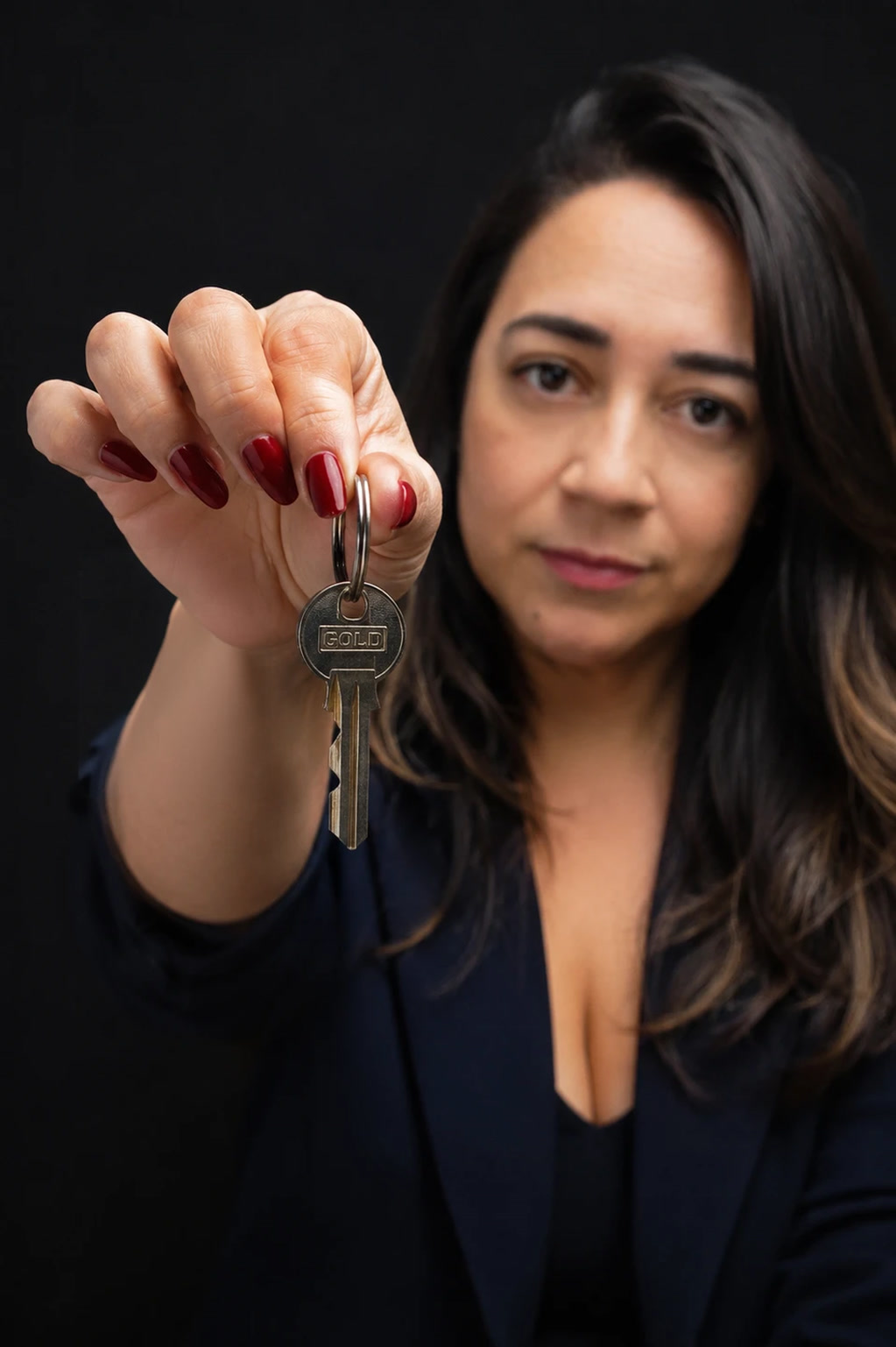 Tania Alves, corretora de imóveis no entorno de Brasília, segurando a chave do primeiro imóvel
